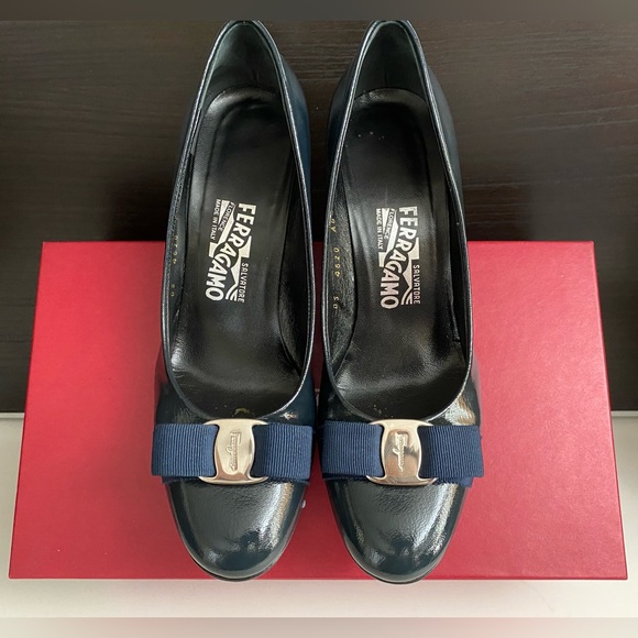 Salvatore Ferragamo Navy Blue Carla Classic Patent Bow Heel Pump Shoes 7.5 8cm - Picture 3 of 8
